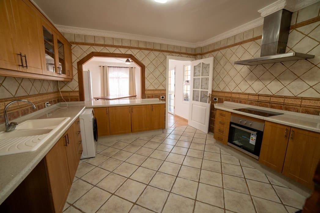 8 bed villa for sale in El Salto